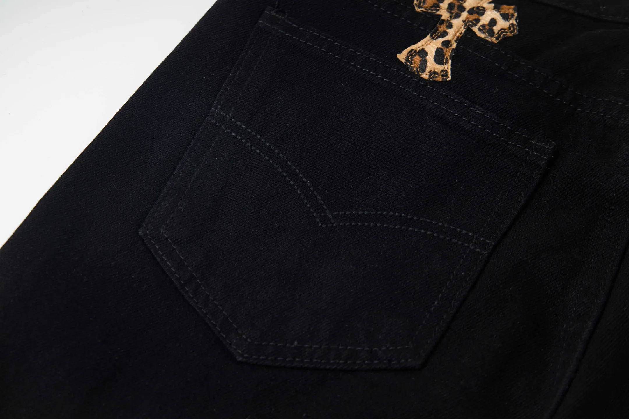P240 Chrome Hearts black denim jeans with purple leopard print. CH jeans need to be washed and then disassembled and hand-stitched with sheepskin cross leather and then spliced ​​together. The whole piece has too many craftsmanship to explain. The patchwork cross pattern is embellished, and the high-waisted washed jeans! ! Absolutely high-end luxury products, god-level single products and super popular products, made with top heavy industry, a must-see magic weapon. Customized hardware. The fabric is thick and soft after washing. It has good breathability. Customized small leather label. Unique design. The details are simple and elegant, and the workmanship is exquisite. The entire trousers are neatly routed and the details are in place! It’s so cool that both men and women can easily control the genderless trend! Style number: 1798# Color: black Size: 28 30 32 34 36
